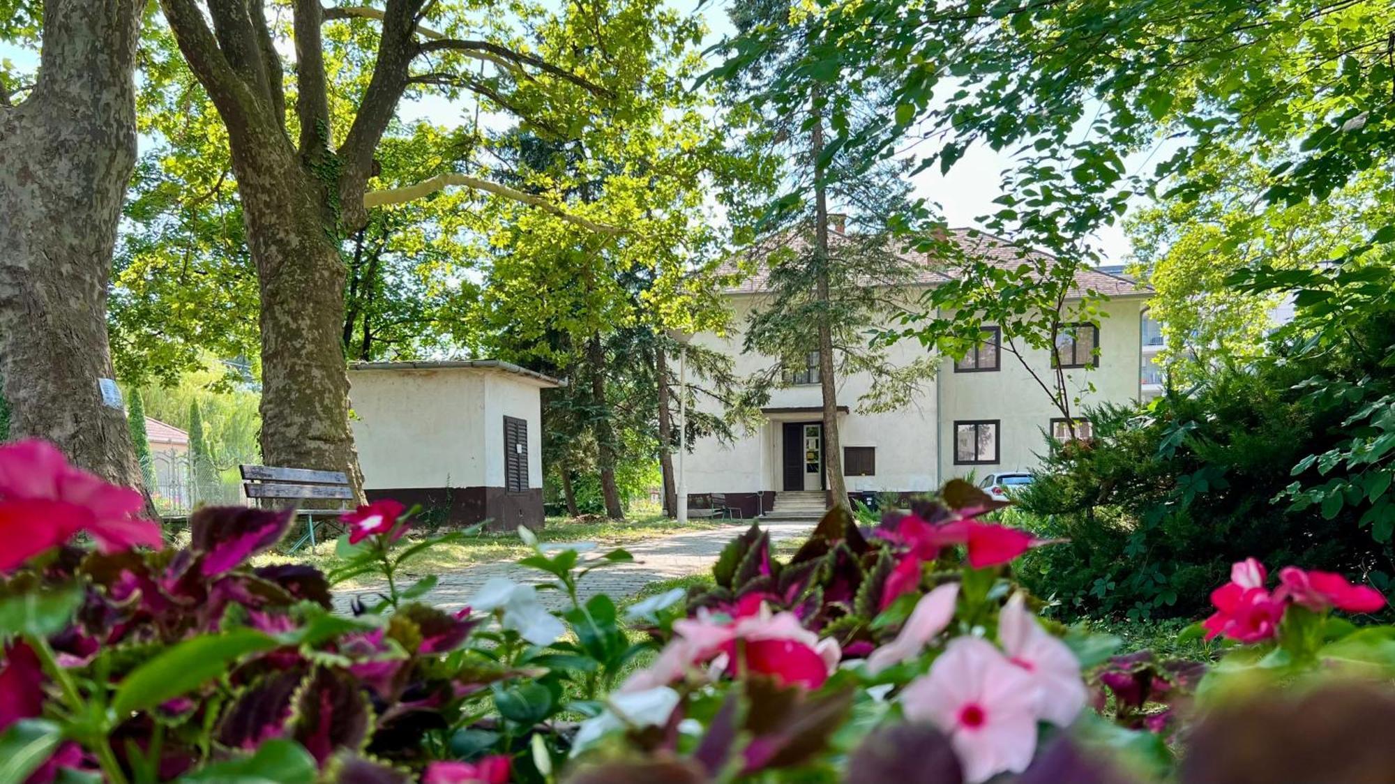 Siraly Hotel Balatonlelle Exterior photo