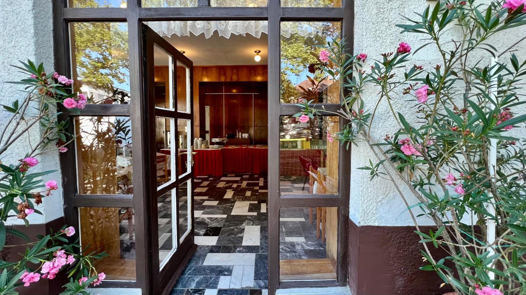 Siraly Hotel Balatonlelle Exterior photo